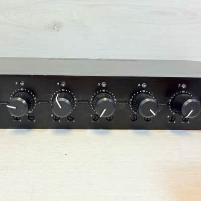 Crown 28M 1U Rackmount Commercial Mixer / Zone Mixer – Multi-Input, Dual Master Output 2000's image 4