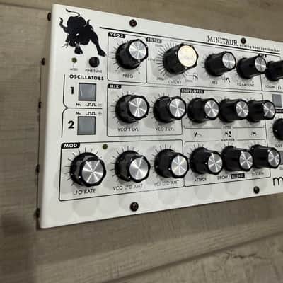 Moog Minitaur - White image 2