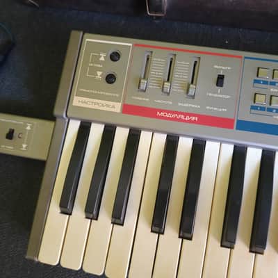 Junost-21 soviet string synthesizer/keytar image 2
