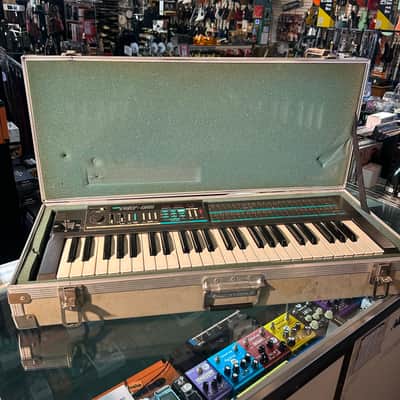 Korg Poly 800 w/Calzone Flight Case