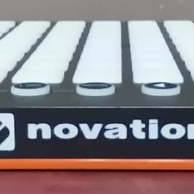 Novation LAUNCHPAD MK1 2018 - BLACK-WHITE ET ORANGE image 2