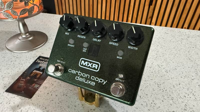 MXR Carbon Copy Deluxe Analog Delay Guitar Effects Pedal – Green Sparkle – Tap Tempo / Modulation image 1