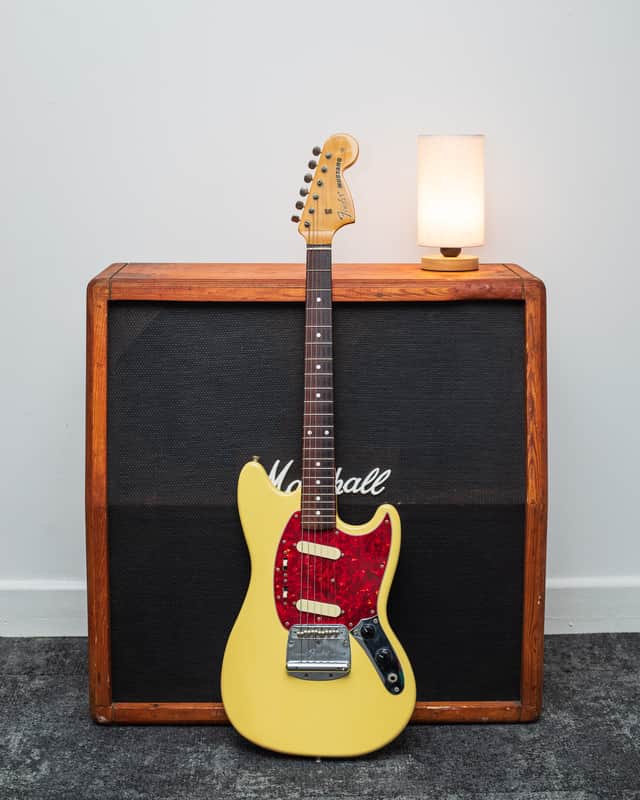 Fender Mustang MG69-55 1992-1993 - Faded Yellow White