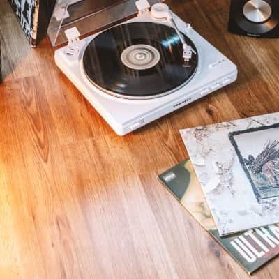 Crosley KT400A Fully Automatic Bluetooth 2-Speed Turntable with S100A Stereo Speakers, White-NEW image 3
