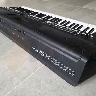 Yamaha PSR-SX600 arranger image 2