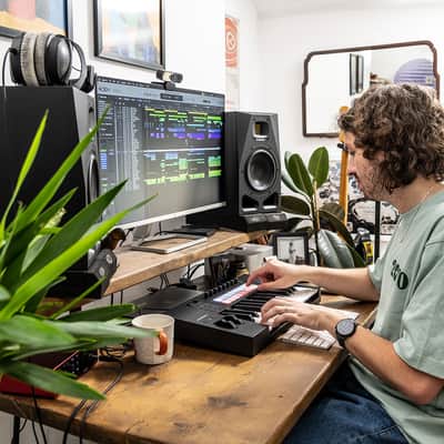 Novation LAUNCHKEY 25 MK4 MIDI USB Keyboard Controller image 5