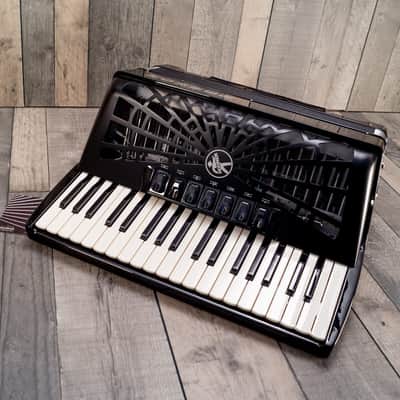 Hohner Bravo III Chromatic 80 Bass Piano Accordion Black + Bag, Straps image 6