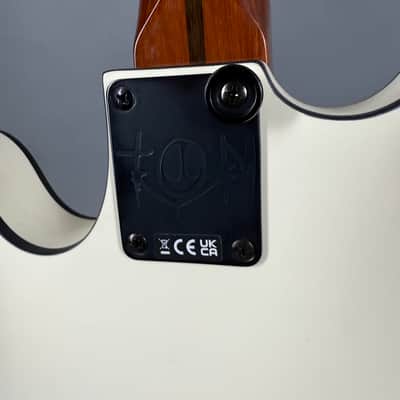 Fender Tom Delonge Starcaster, Satin Olympic White 3,1 kg inkl. Gigbag image 15