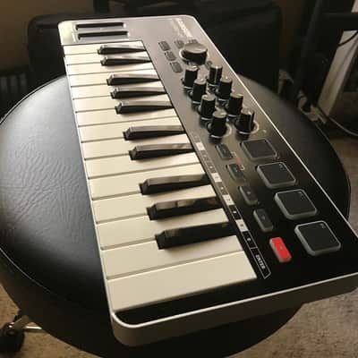 Samson Graphite M25 Mobile Mini USB MIDI Controller 2010s - Black/White image 2