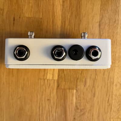 Old Blood Noise Endeavors AB/Y Switcher V1 2017 - 2025 - White with Eyeball Graphic image 3