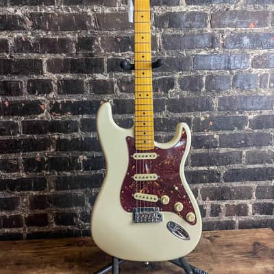 2022 Fender American Professional II Stratocaster with Maple Fretboard - Olympic White (USED) image 2