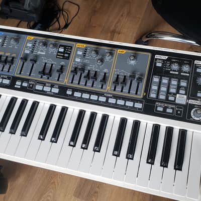 Roland SH-01 GAIA Synthesizer w/great case and power