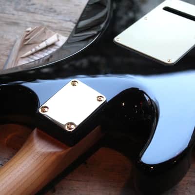 SUHR "Classic S SSS Gold Hardware, BKG" GIGBAG image 17