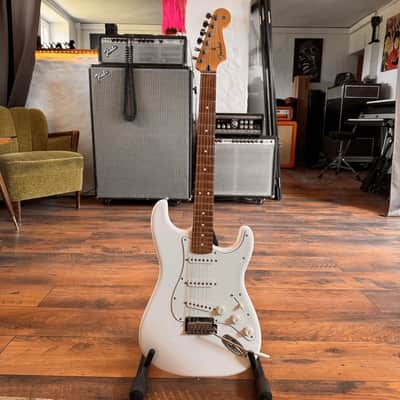 Fender Stratocaster Player (Pau Ferro Fingerboard) 2020 - Polar White image 2