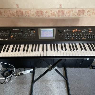 Roland V-Synth v2 /w pcmcia adapter/SD card, x-stand and custom fight case