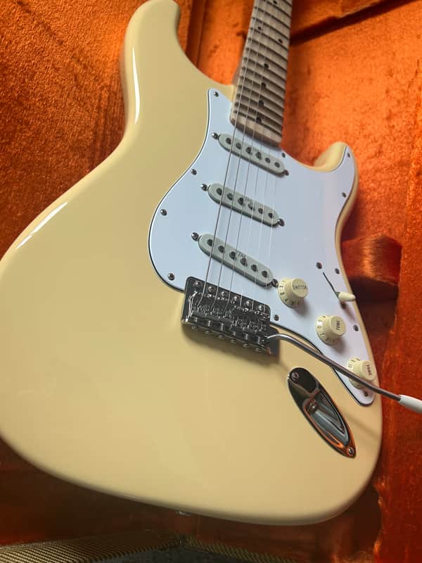 Fender Yngwie Malmsteen Artist Series Signature Stratocaster with Maple Fretboard 2007 - Present - Vintage White
