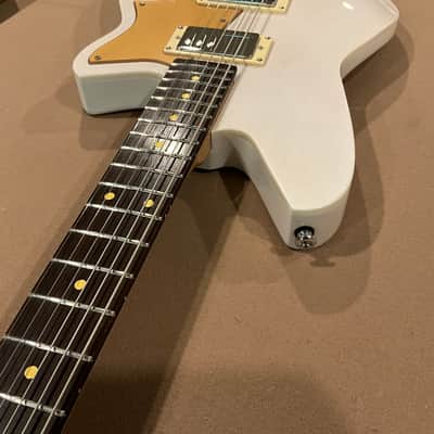 Reverend  Descent W Barotone 2025 - Trans White with case image 18