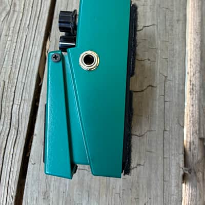 Boss TR-2 Tremolo (Silver Label) 1997 - Present - Green electric guitar tremolo pedal image 9