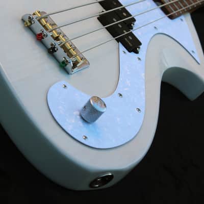 Vibe Guitars VibroBass 30 - short scale bass guitar image 5