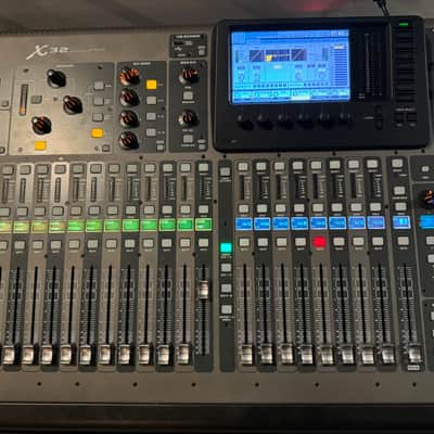 Behringer X32 40-Input 25-Bus Digital Mixing Console 2012 - Present - Black image 1