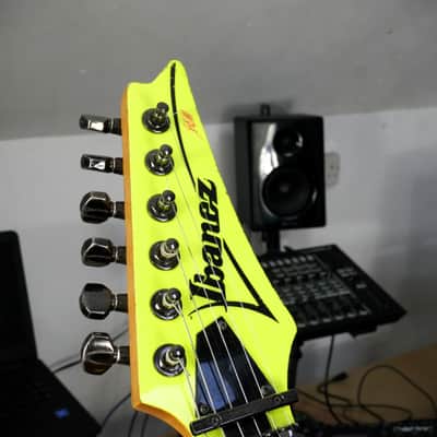Ibanez JEM777DY Desert Yellow – 1988 First Generation Steve Vai Signature – Disappearing Pyramid Inlays – Original Pink Logo Ibanez Case image 6