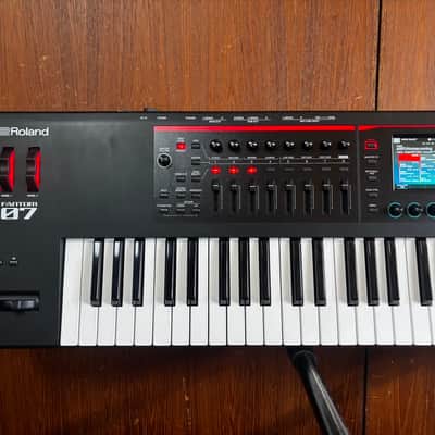 Roland FANTOM-07 76-Key Workstation Keyboard w/ gig bag image 2
