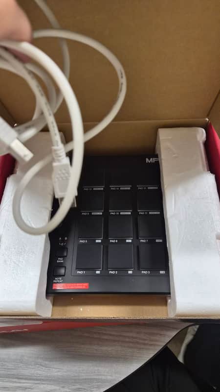 Akai MPD218 2015 - Present - Black image 1