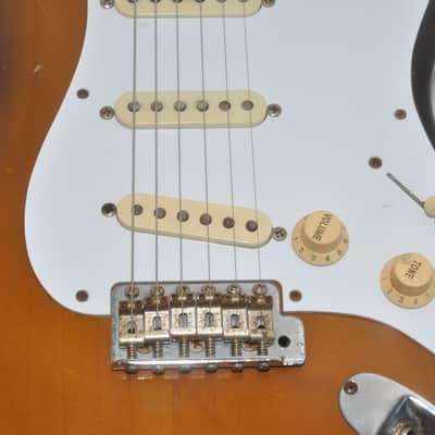 FENDER JAPAN ST57(T) Stratocaster 2-Tone Sunburst Electric Guitar Ref. No 7194 image 5