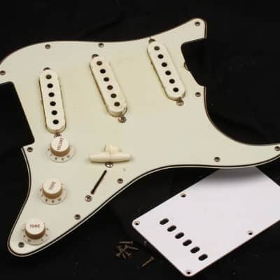 Aged 64' style Strat® Green Guard Assembly with Real Nylon Parts