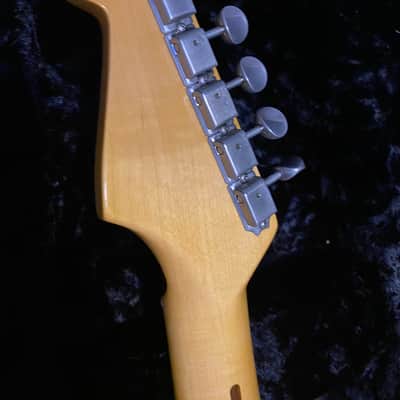 Fender Eric Johnson Stratocaster with Maple Fretboard 2005 - Present - 2-Color Sunburst image 4