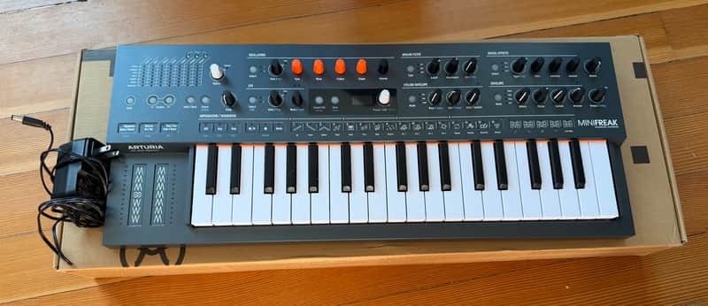 Arturia MiniFreak 37-Key 6-Voice Polyphonic Hybrid Synthesizer 2022 - Present Black