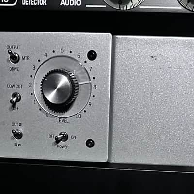 Universal Audio 710 Twin-Finity Microphone Preamp with rack ears 2009 - Present - Silver image 3