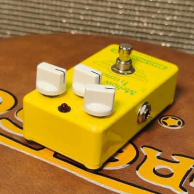 Mad Professor Mellow Yellow Tremolo 2010s - Yellow image 8