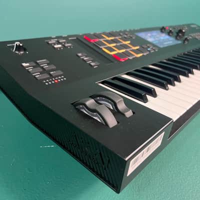 Akai MPC Key 61 Standalone Workstation Synthesizer 2022 - Present - Black + Case image 9
