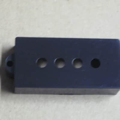 new + packaging (covers have some manufacturing imperfections) Allparts PC 0951-023 Black Pickup Cover Set (two individua covers) for Precision Bass / for P Bass - black, plastic, PC-0951-023 (never used, packaging opened to examine condition of covers) image 14