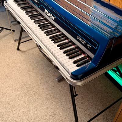 Immagine Rhodes Mark V Stage 73 – Custom Cosmic Blue | Fully Professionally Restored | Original Stand, Cover & Matching Pedal - 9