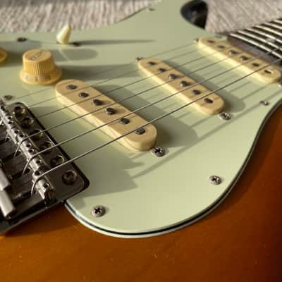 History Z1L-CFS / Made in Japan Left-handed Stratocaster / 2000’s / 3-tone sunburst image 3