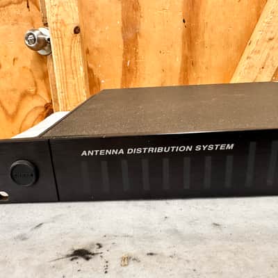 Shure UA845-UB UHF Antenna Distribution System - 692-716 MHz - Working image 2