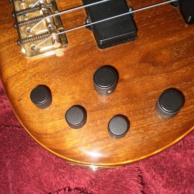 Fender American Deluxe Zone Bass 2002 - Walnut image 3