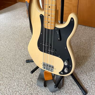 Fender '50s Precision Bass with Maple Fretboard image 4