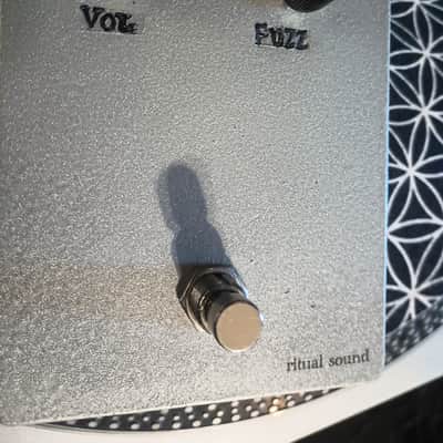 ritual sound 2025 Native Texan Fuzz 2N1308/2N2222 - Hammered metal silver image 1