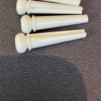Martin APP0004 Luxe Liquidmetal Bridge Pin Set - Bone w/ Red Inlay image 4