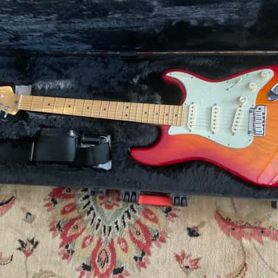Fender Stratocaster Deluxe 2014 - Red image 1