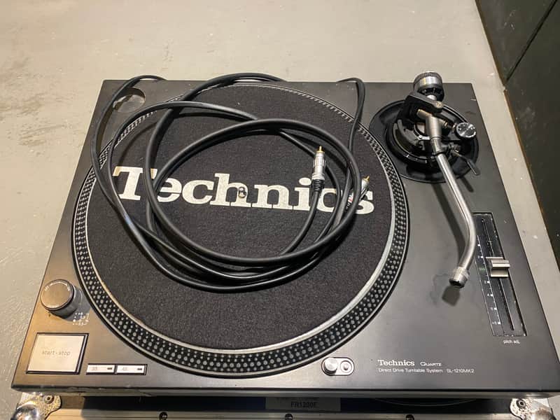 Technics 1210 mk2 with isnoe feet, ortofon cartridge & flightcase image 1