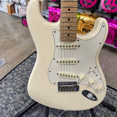 Fender American Special Stratocaster with Maple Fretboard - Olympic White image 4