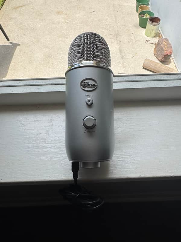 Blue Yeti Studio USB Mic Recording System Pack 2010s - Silver image 1