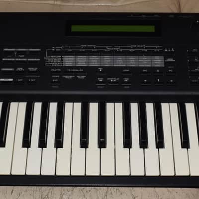 Roland XP-50 61-Key 64-Voice Music Workstation Keyboard 1995 - 1998 - Black