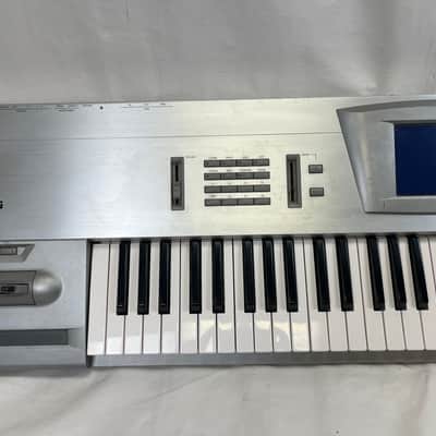 Korg Trinity V3 Pro 76-Key 32-Voice Polyphonic Workstation 1998 - Silver image 2