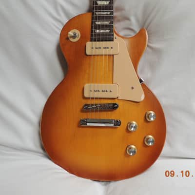 2011 Gibson 60's Tribute Les Paul Studio Electric Guitar (P90 Pick ups) w/ gig bag. Honeyburst image 13