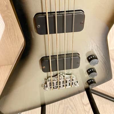 Gibson Explorer Bass 2011 - Silverburst nitro image 4